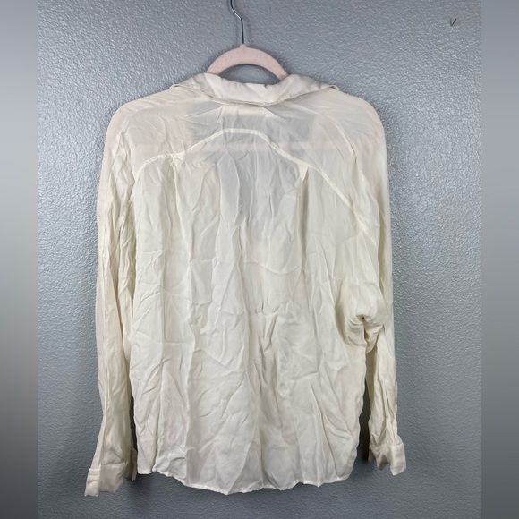Vince 100% Silk Ivory V Neck Long Sleeve Top Sz L Button Quiet Luxury Mature - Picture 6 of 10